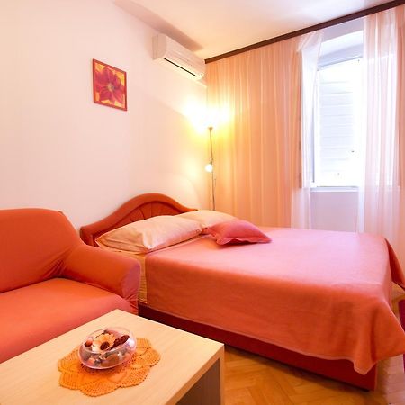 Apartment And Room Daria Vis Island Bagian luar foto