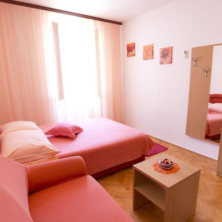 Apartment And Room Daria Vis Island Bagian luar foto