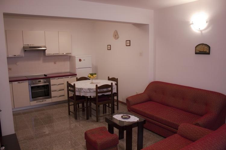 Apartment And Room Daria Vis Island Bagian luar foto