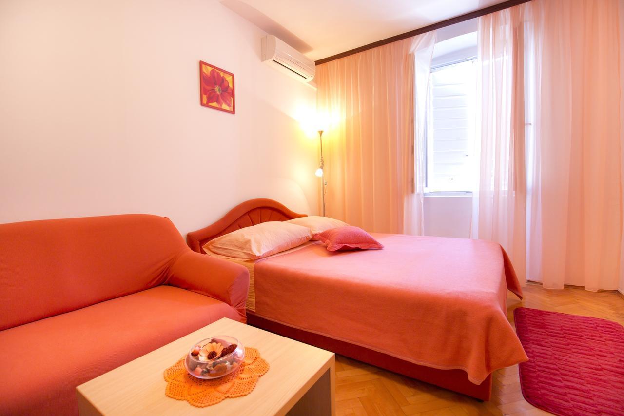 Apartment And Room Daria Vis Island Bagian luar foto