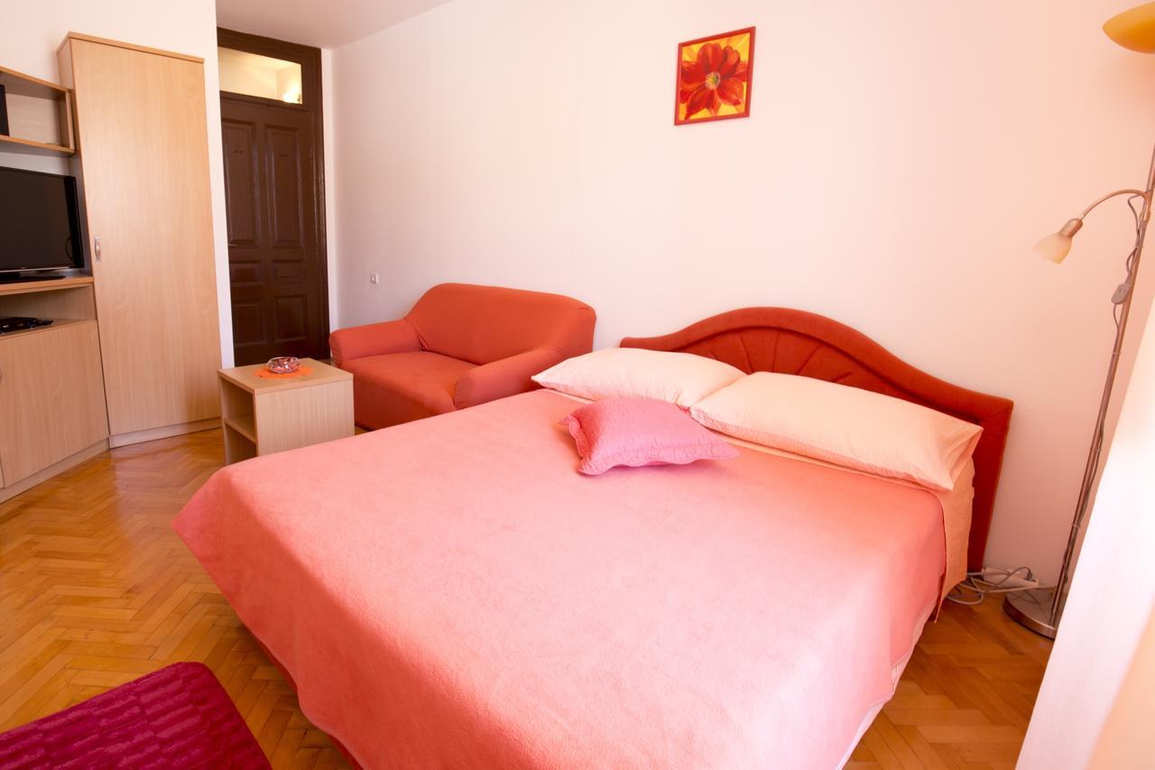 Apartment And Room Daria Vis Island Bagian luar foto