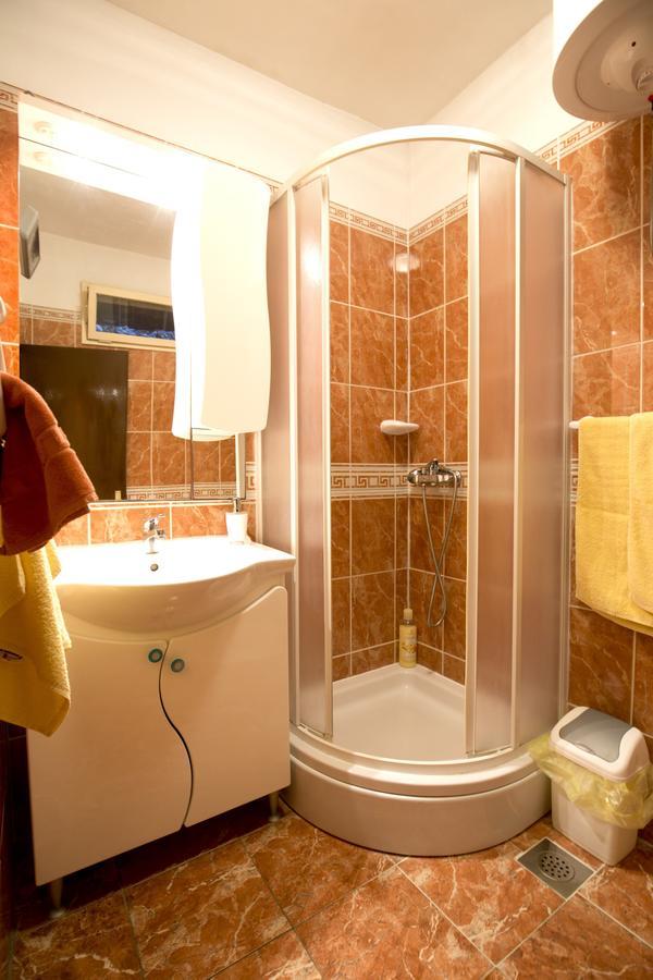 Apartment And Room Daria Vis Island Bagian luar foto