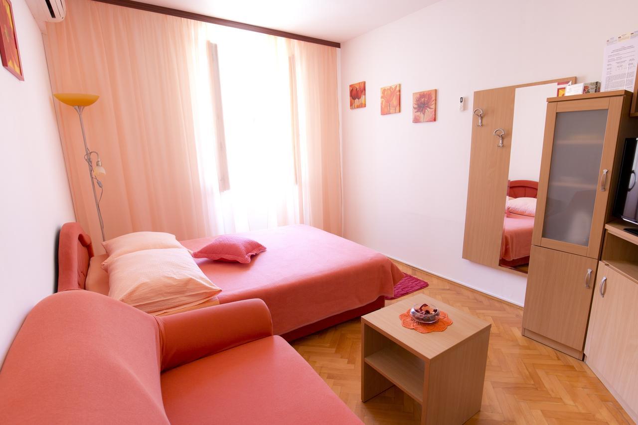 Apartment And Room Daria Vis Island Bagian luar foto