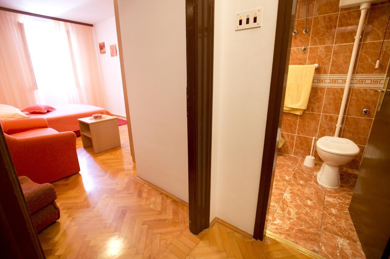 Apartment And Room Daria Vis Island Bagian luar foto