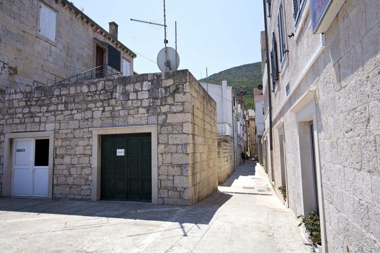 Apartment And Room Daria Vis Island Bagian luar foto