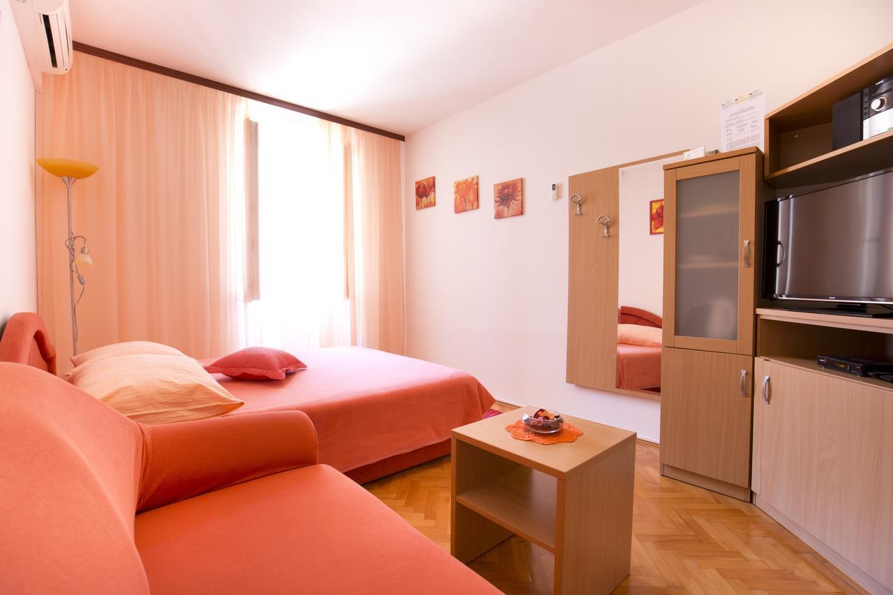 Apartment And Room Daria Vis Island Bagian luar foto