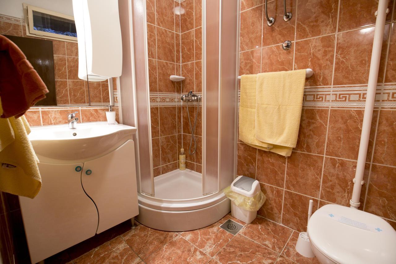 Apartment And Room Daria Vis Island Bagian luar foto