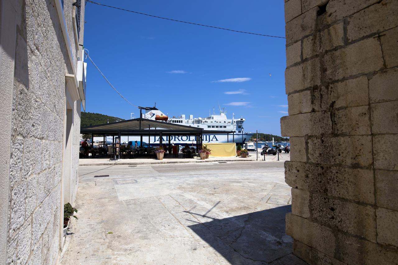 Apartment And Room Daria Vis Island Bagian luar foto